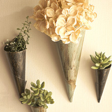 材料費0円。クリアファイル1枚で!ブリキ風壁掛けフラワーベースDIY