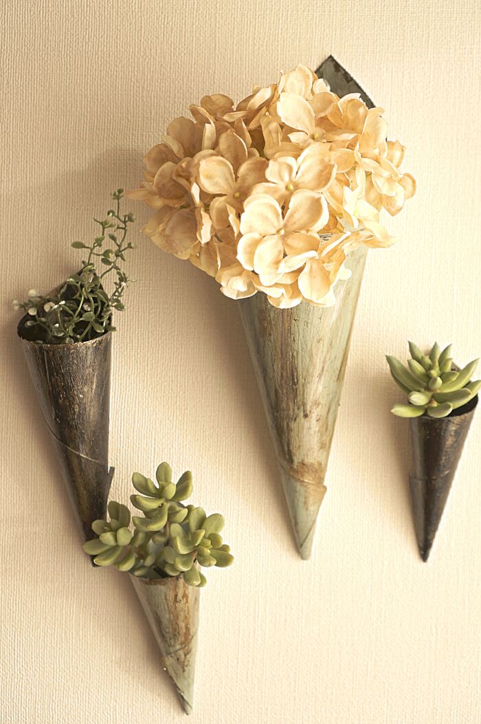 材料費0円。クリアファイル1枚で!ブリキ風壁掛けフラワーベースDIY