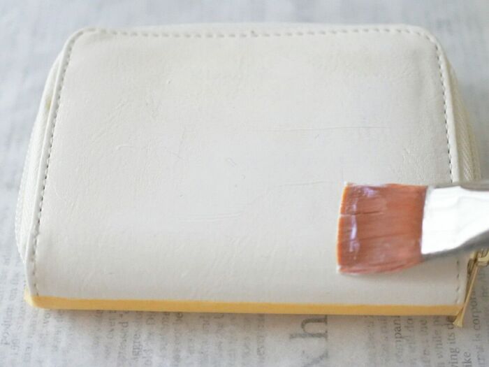 ②デコパージュ液を塗る