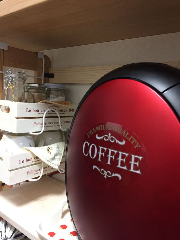 コーヒーメーカーの横に