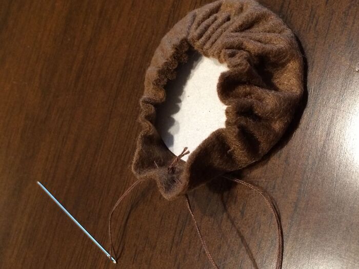 厚紙を包み込み、綿を詰めます