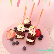 食パンでスイーツ!いちごポッキーピンチョス♡