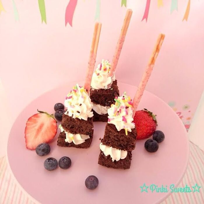 食パンでスイーツ!いちごポッキーピンチョス♡