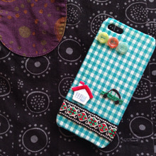 【ダイソーのスマホカバー】手芸パーツでリメイク♪