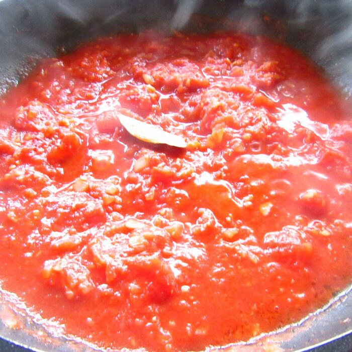 トマト缶と味噌、ハーブを入れて煮る。