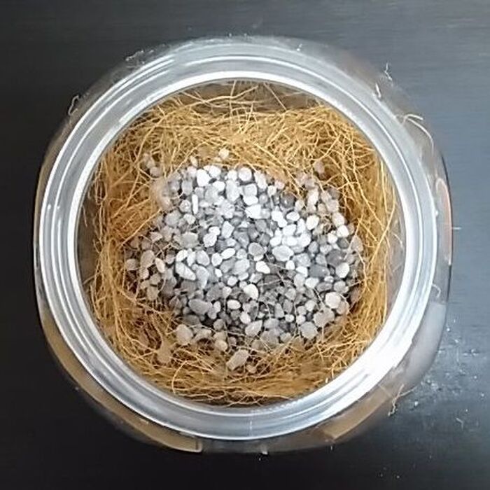 水はけをよくするために底のほうに入れるパーライトです☆
