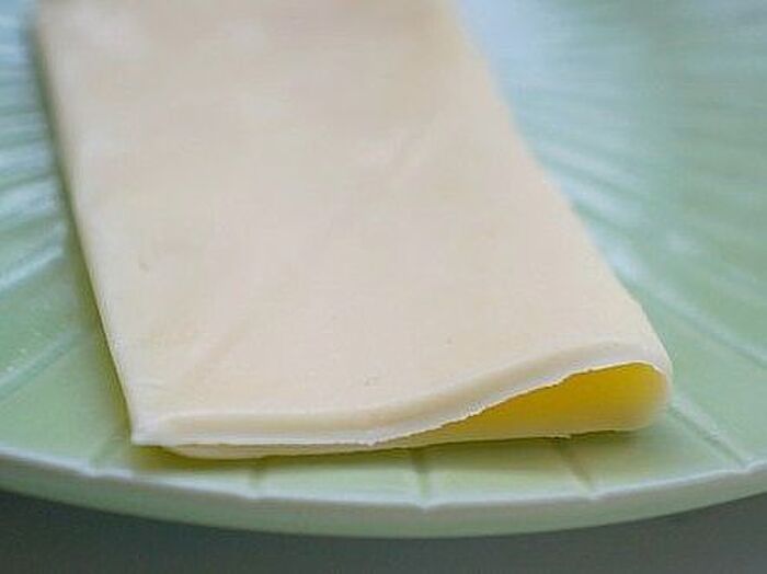 溶けるチーズは折る。