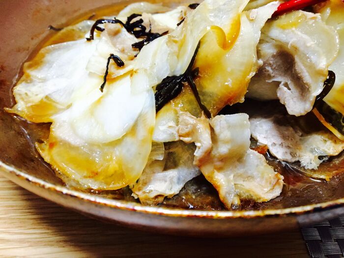 シャキシャキ&くたくたの2層仕立て!大根と豚バラのミルフィーユ。塩昆布とごま油で。
