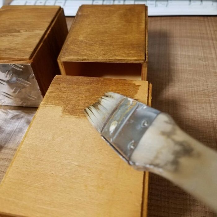 木箱にニスを塗る