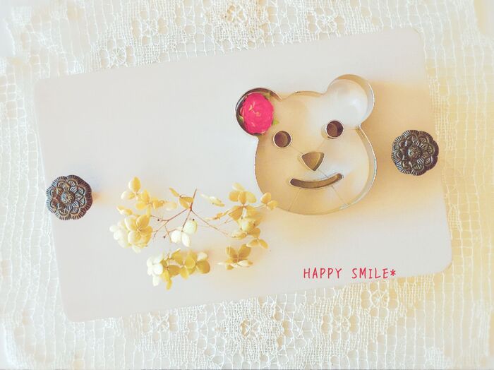 100均素材だけで簡単に作れる!オシャレな飾り台♡