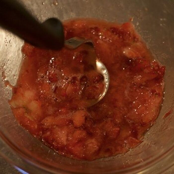 4 いちご汁を作ります。