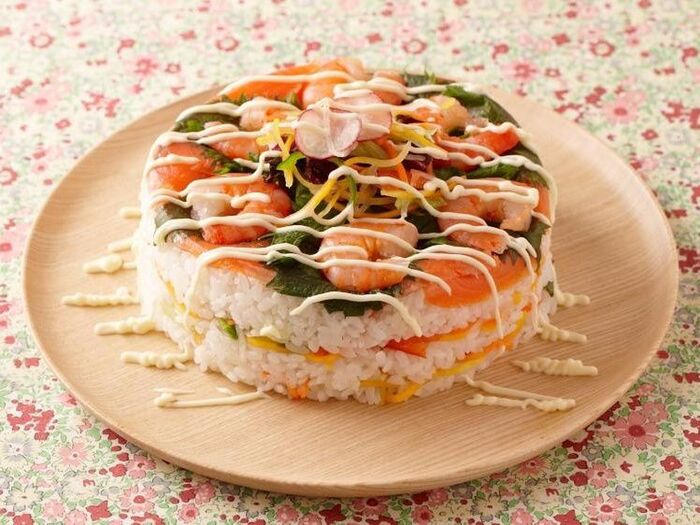 ひなまつりのお祝いにオススメ♪スモークサーモンのサラダ押し寿司