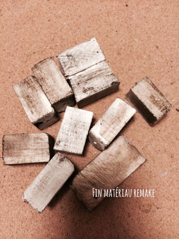 端材をヤスリがけします。