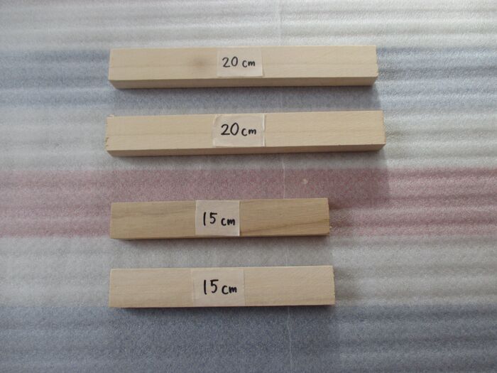②木製角材をのこぎりで切る。