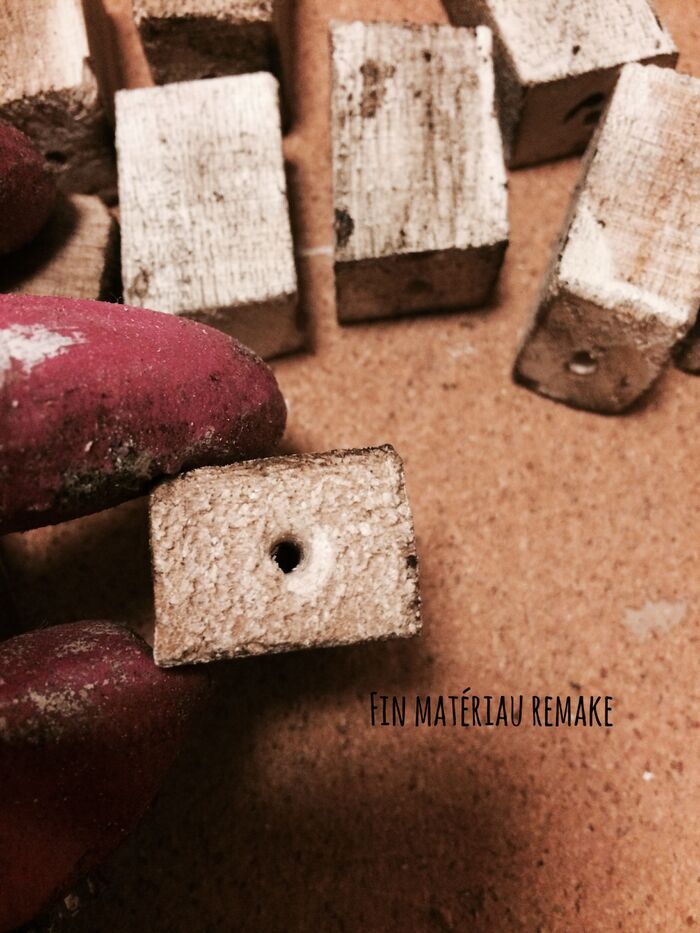 端材にドリルで穴を開けます。