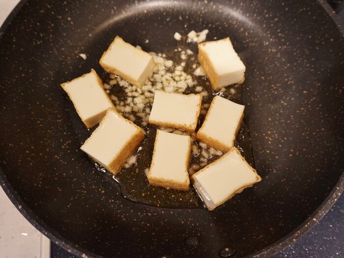 厚揚げをこんがりと焼きます。
