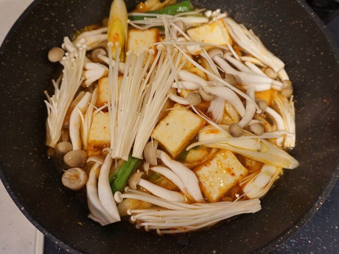 野菜を加えて煮込みます。