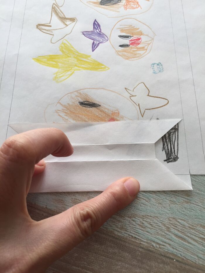 ③線を山折りにします