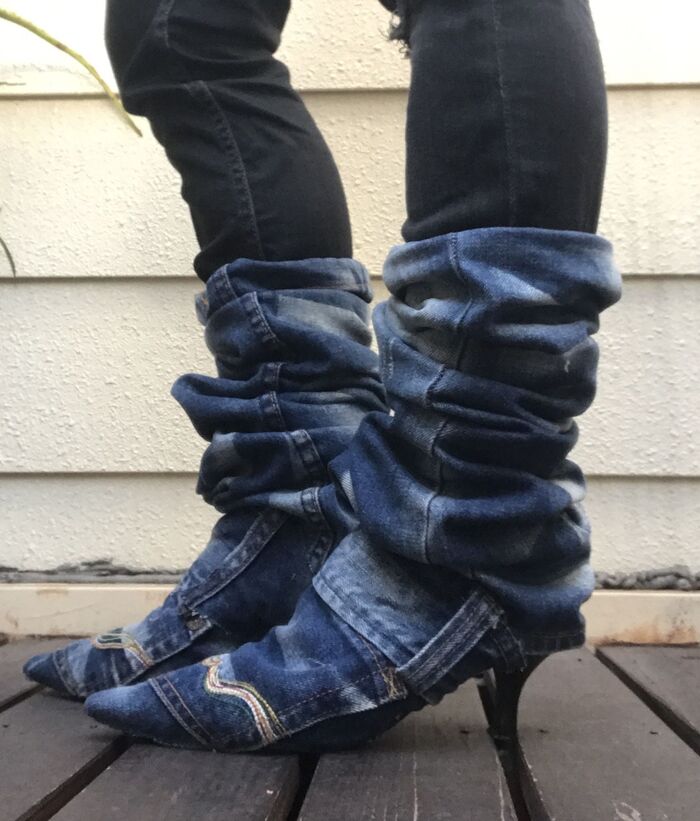 履かなくなったサンダルにデニムを切って貼るだけ‼︎オシャレカッコイイデニムのロングブーツにリメイク☆