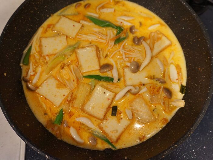 豆乳を加えて味付けします。