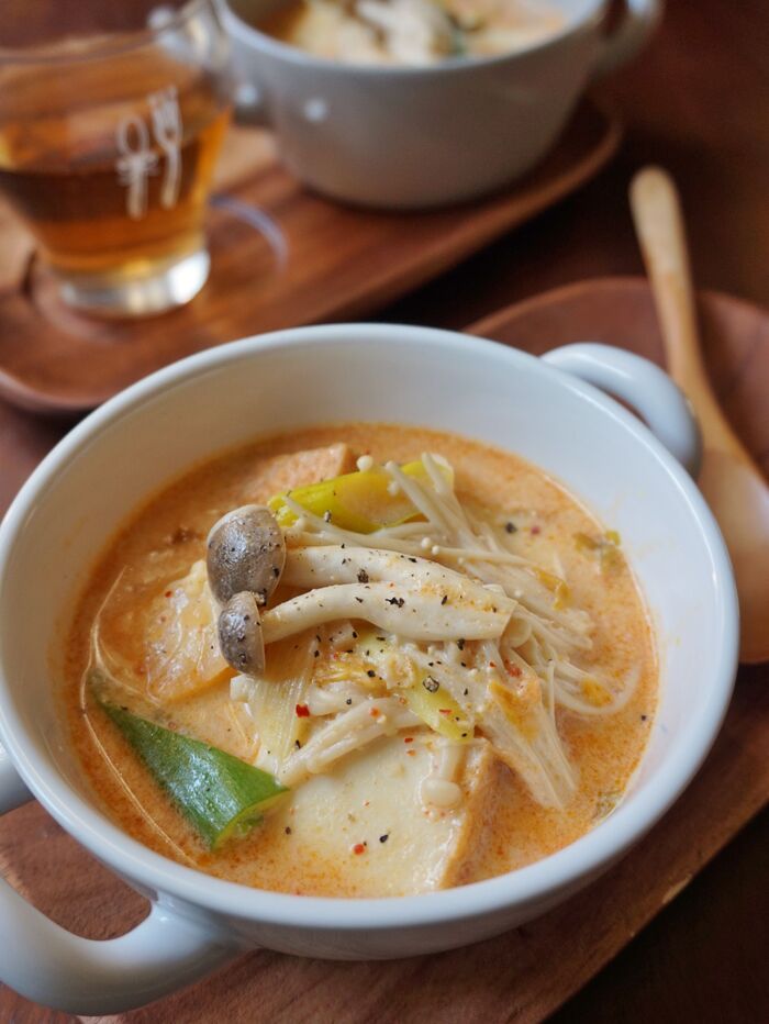 寒い日におススメ!厚揚げときのこの豆乳チゲスープ