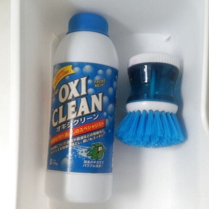 ボックスの中にはオキシクリーンとブラシ