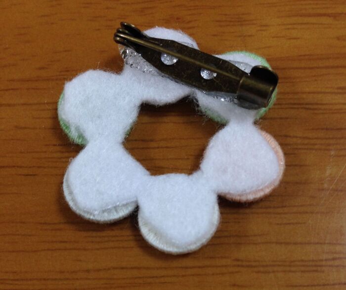 ブローチピンをボンドで貼り付け