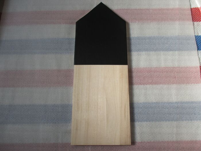 ③黒板シートを木板に貼る。