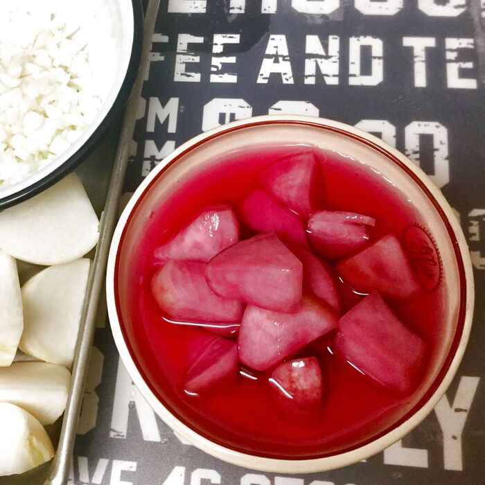 工程【2】赤カブ漬け。