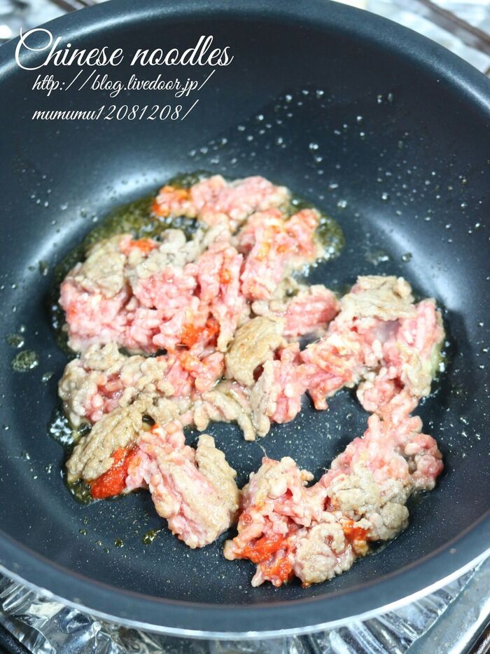 ③ひき肉を味付けして炒めます