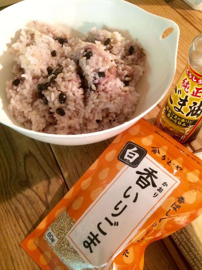 ごはんをボウルに移し、ごま油とゴマを入れます。