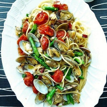 彩り美しいあさりとアスパラガスのスパゲッティ