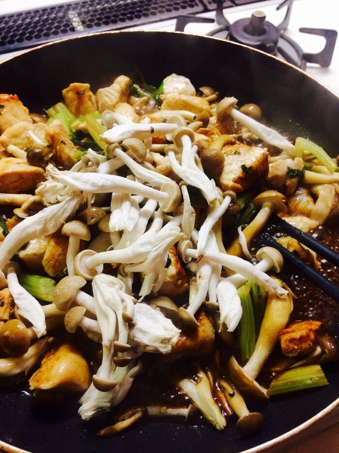 鶏胸肉、野菜をカットします。