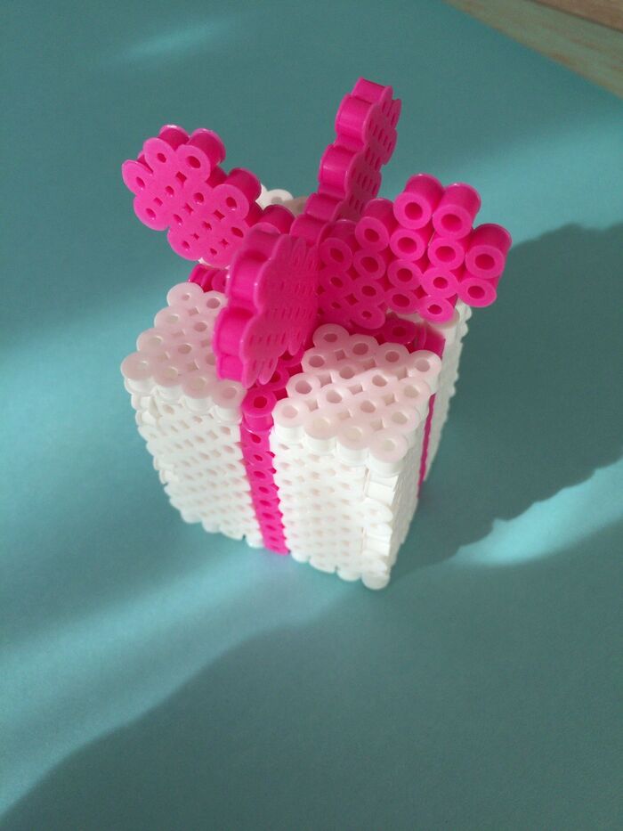 アイロンビーズでちっちゃいプレゼントボックス