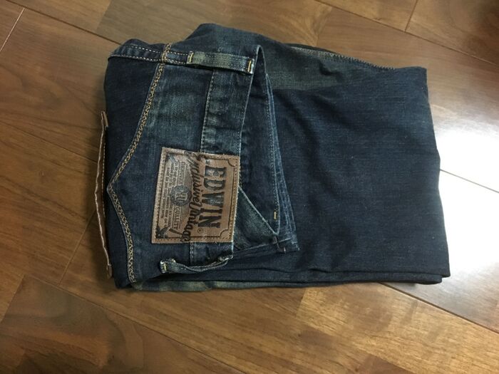 ズボンの腰まわり部分を折ります