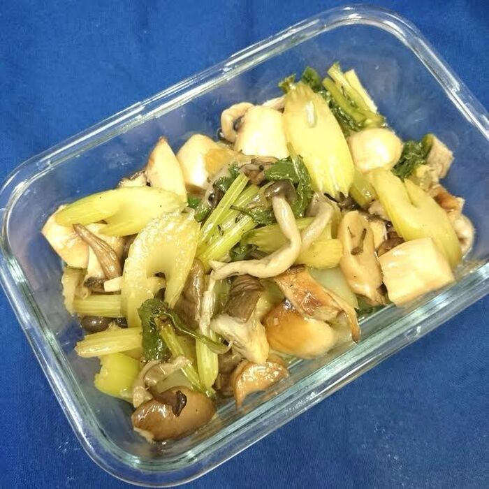 きのこのプリップリがくせになる♡セロリときのこのオイル煮