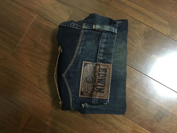 右側を持って腰まわりの部分に挟み込むように入れて終わり!