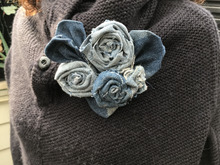 普段使いのオシャレアイテムに♪デニムリメイクの薔薇でコサージュ