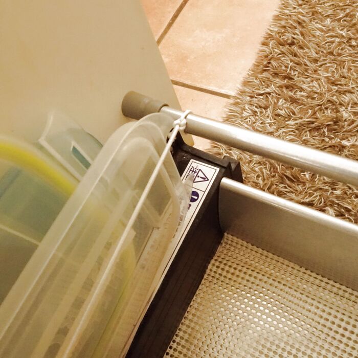 引き出しのポールにゴムをくくるだけ