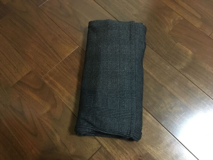 右側を持って裾の袋部分に入れ込んで終わり!