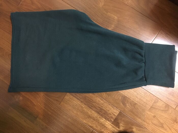 更に裾の大きく広がったパンツ、スカートなど