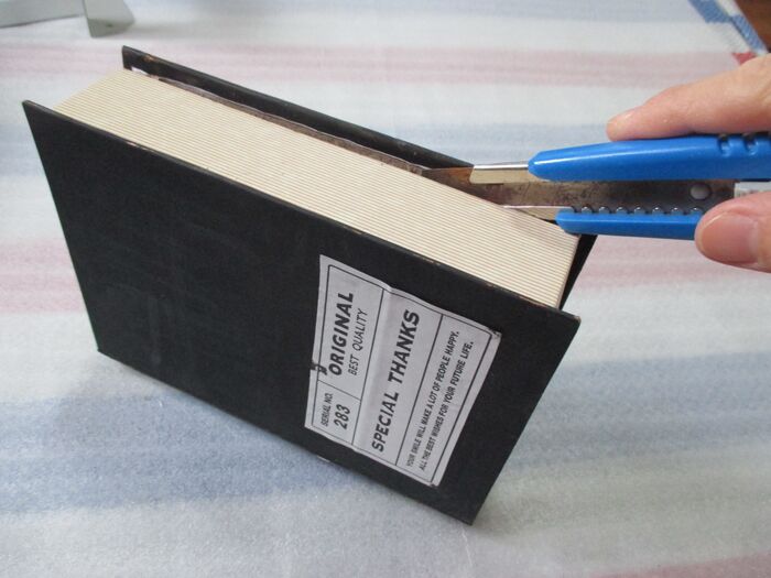 ⑧写真のように、右側のボックスをカッターで切って開く。