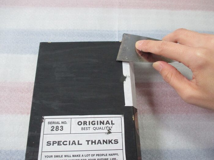 ⑦ヘラで端を少し削ると古ぼけた感が出ます。