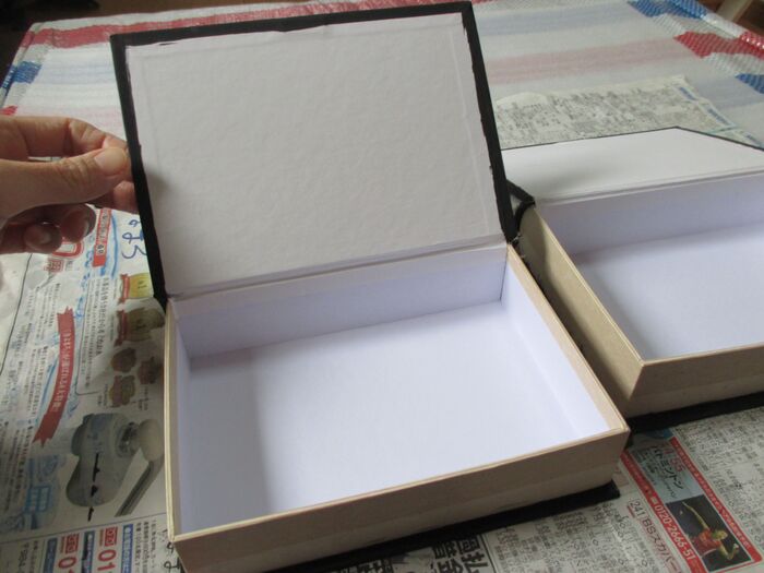 ②黒の絵の具を塗っていく。2度塗りする。