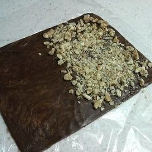 半面にくるみとシナモンシュガーをのせてパタン!