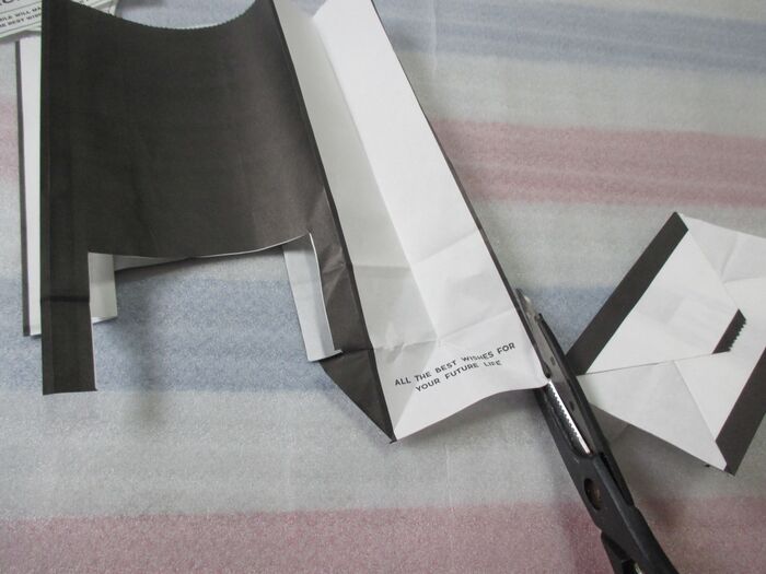 ③紙袋のロゴ部分を切る。