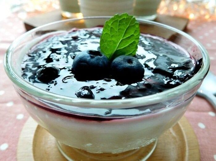夏バテ防止にも!甘酒のパンナコッタブルーベリーソース添え