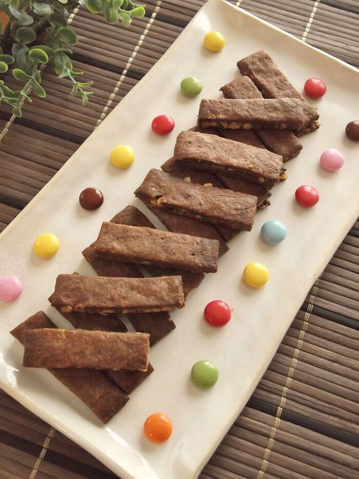 甘さは各自で!ほろにがココアクッキーにマーブルチョコを添えて♪