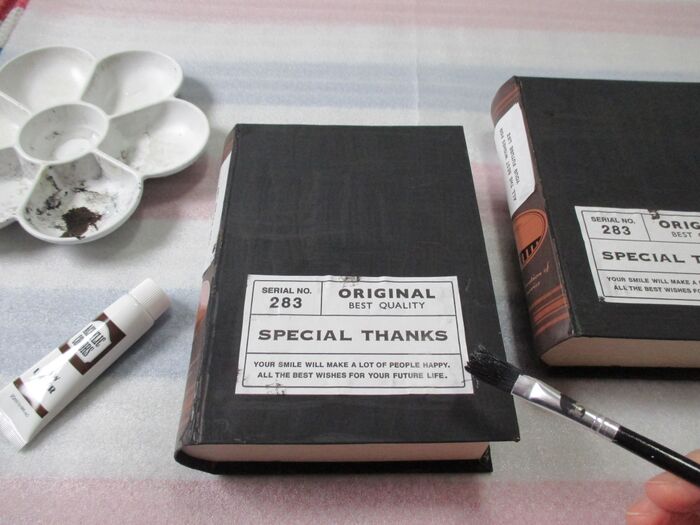 ⑥茶色の絵の具を少しだけつけて、汚れた感を出す。