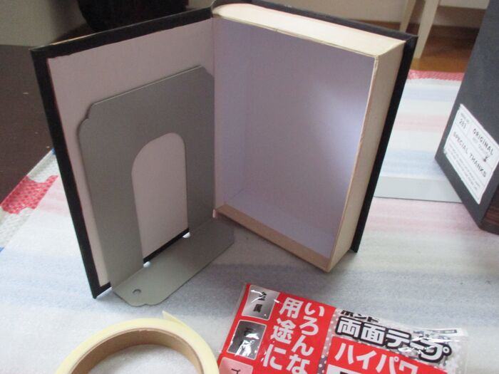 ⑨左側のブックボックスも強力両面テープでくっつける。